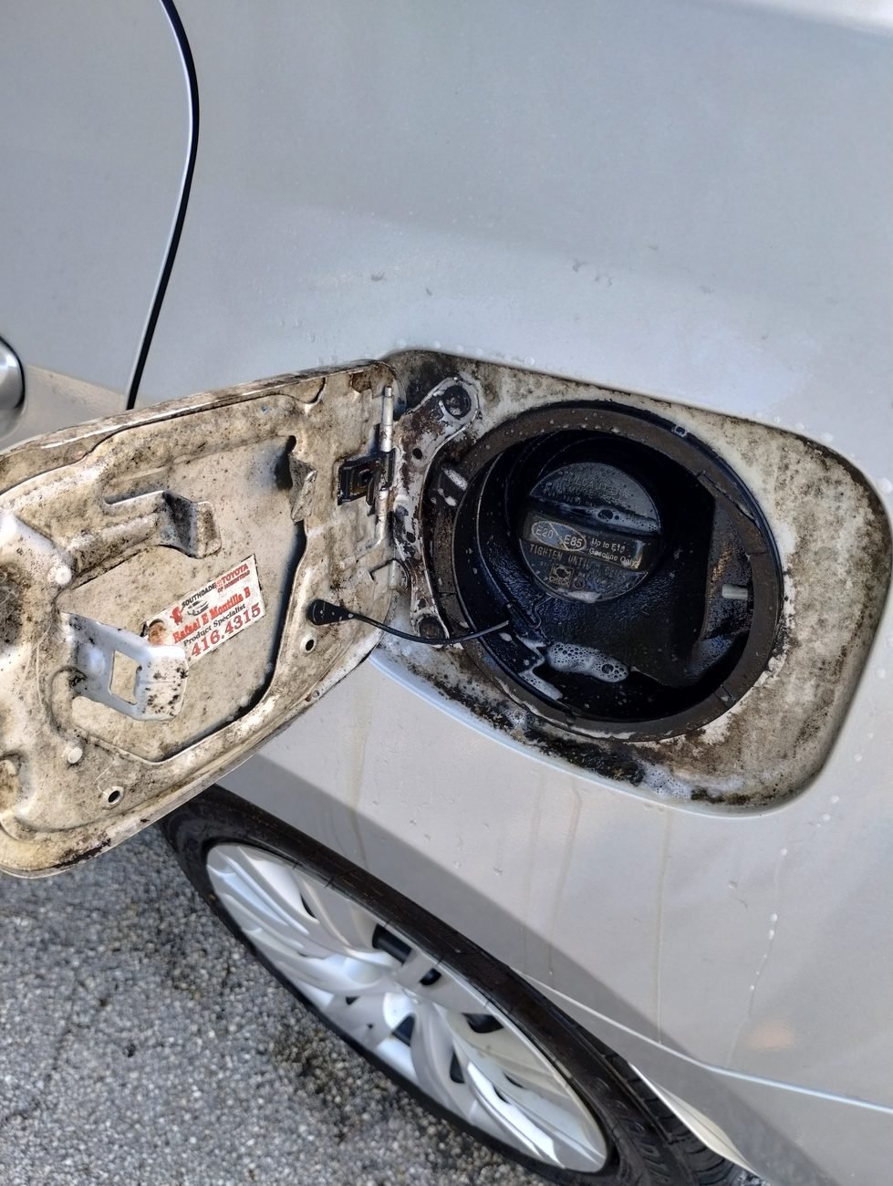 Tapa de combustible sucia antes de la limpieza