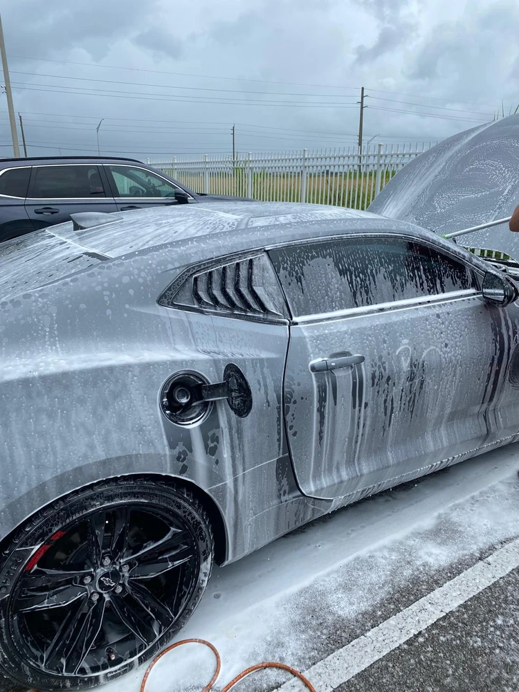 Standard Wash: baño de espuma y lavado a mano sin rasguños — Pili Car Detailing